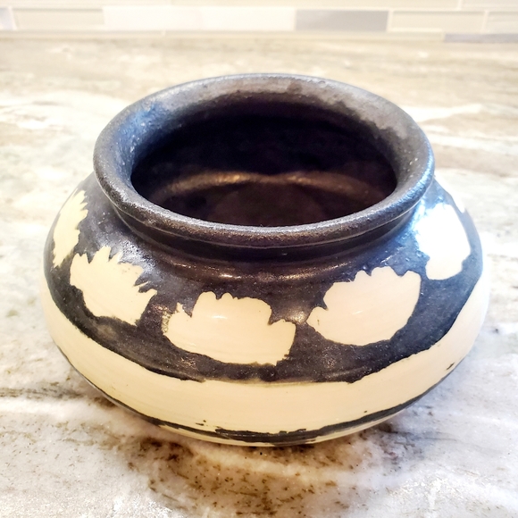 Native American Pottery Bowl Signed by Artisan - Picture 4 of 5